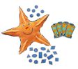 Ο πορτοκαλί γιγάντιος αστερίας περιβαλλοντικής ευαισθητοποίησης, τα ξύλινα πιόνια και οι κάρτες του Beleduc 42047 Λούτρινο Εκπαιδευτικό Παιχνίδι "Mr. Bubbles Starfish",  για παιδιά από 2 ετών, σε λευκό φόντο.