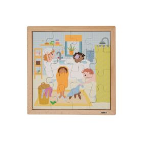 Μια λεπτομερής λήψη επίπεδης προβολής (flat lay) του πλήρως συναρμολογημένου ξύλινου παζλ Educo 90521 'Daily Routine - Bath Time'. Η εικονογράφηση δείχνει ένα πολυσύχναστο μπάνιο με τέσσερα διαφορετικά παιδιά που συμμετέχουν σε δραστηριότητες υγιεινής, όπως μπάνιο, στέγνωμα και αλλαγή ρούχων. Οι άκρες των 16 ξύλινων κομματιών είναι ορατές μέσα στο πλαίσιο. Το φόντο είναι απλό λευκό.